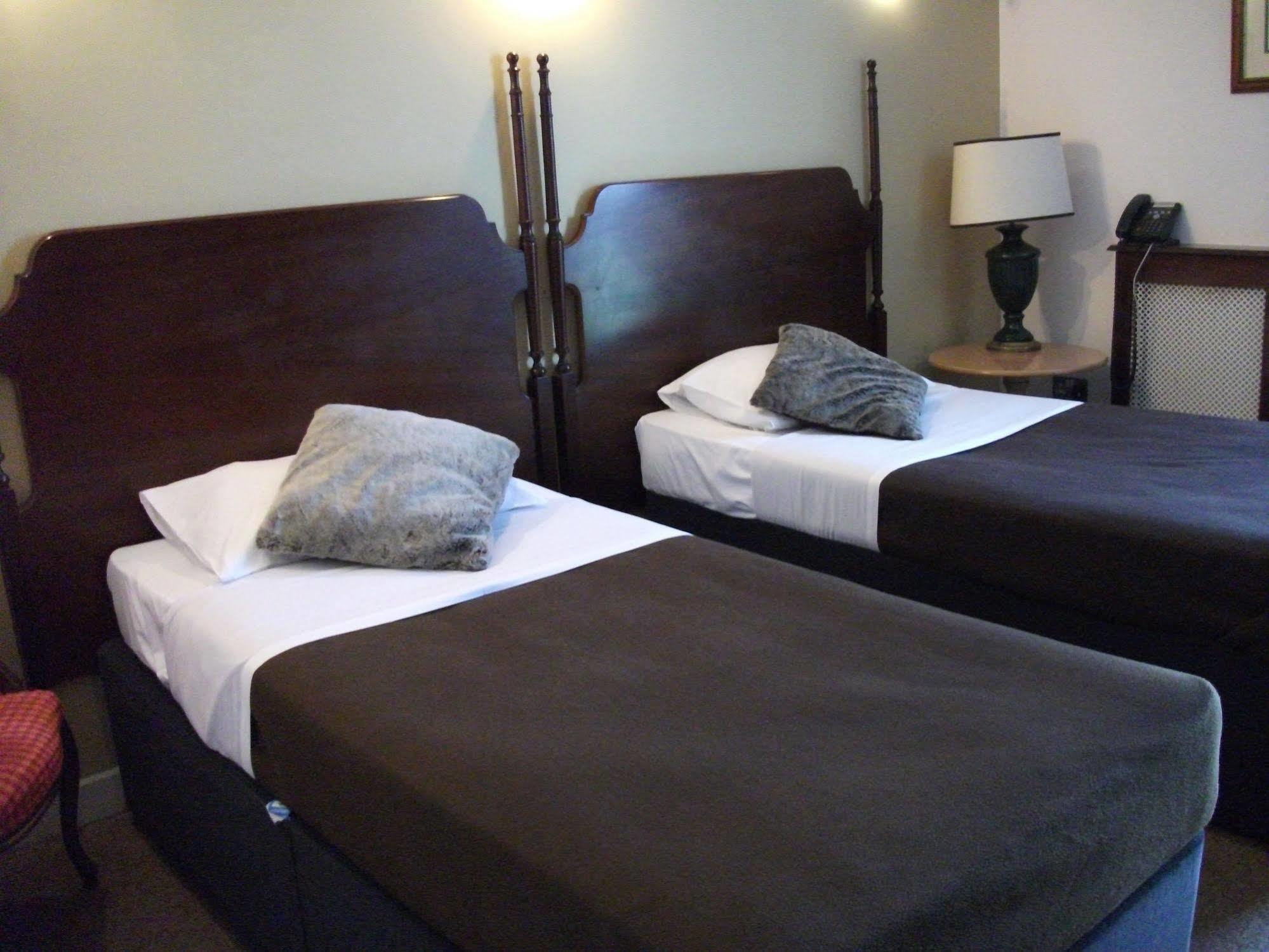 Oyo Osterley Park Hotel ไอล์เวิร์ธ ภายนอก รูปภาพ