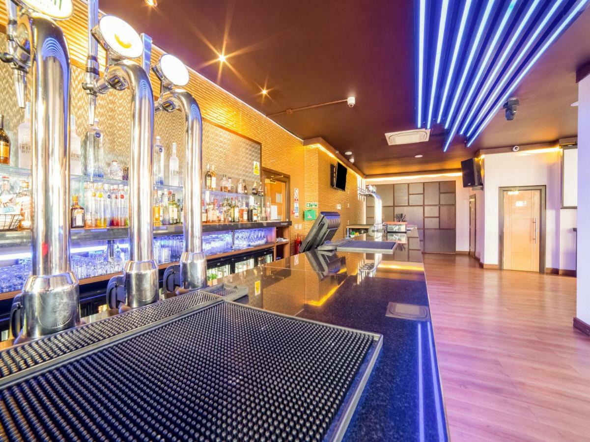 Oyo Osterley Park Hotel ไอล์เวิร์ธ ภายนอก รูปภาพ